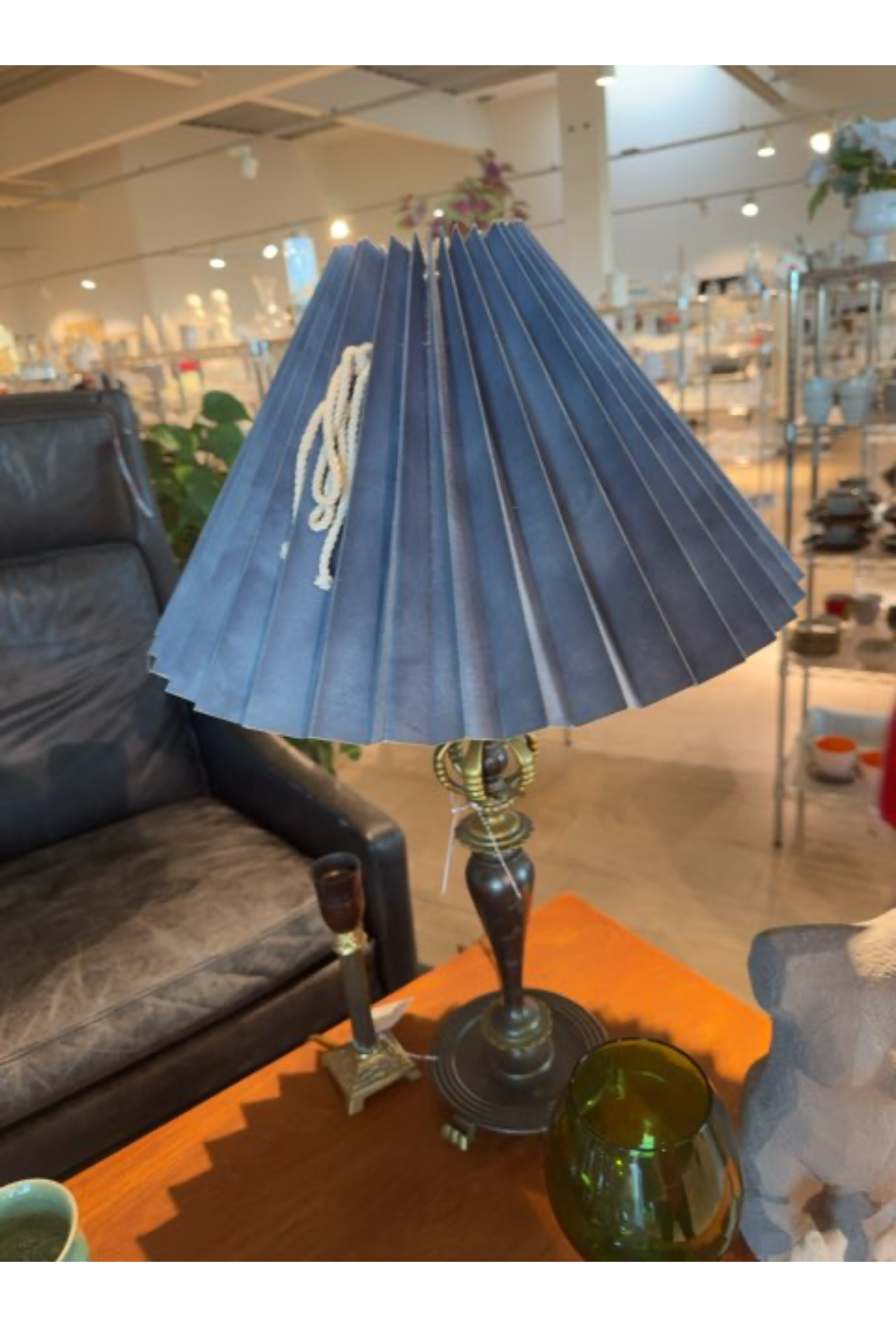 Lampe med detaljeret fod